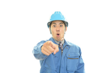驚いた表情の作業員