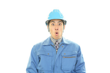 驚いた表情の作業員