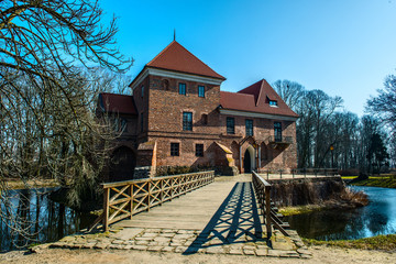 Oporów zamek brama © npiotr