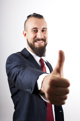 Hombre de negocios con barba haciendo gesto de ok