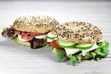 Käse- und Schinkenbagel auf Holztisch
