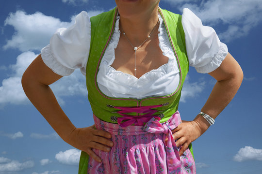 Kelllnerin im Dirndl