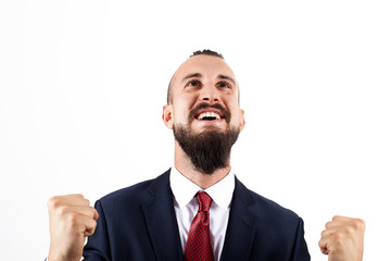 Hombre de negocios con gesto de alegría mirando al cielo