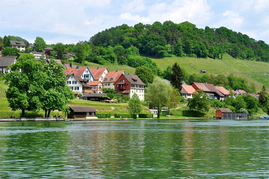 Eglisau mit Fluss und H&auml;usergruppe, Schweiz