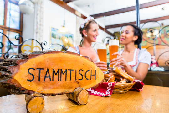 Stammtisch in bayerischem Lokal mit Bier