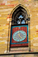 Horloge sur une église à Colmar