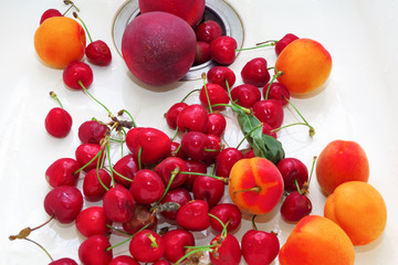 Frutta fresca di stagione, estiva, pesche, albicocche, ciliegie