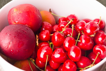 Frutta fresca di stagione, estiva, pesche, albicocche, ciliegie