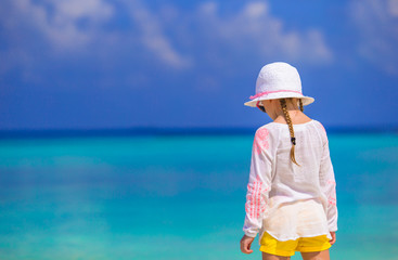 Obraz na płótnie Canvas Adorable little girl at beach during summer vacation