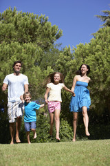 Obraz premium Young Family Running Through Summer Field