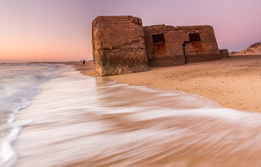 Bunker en ruinas en la playa