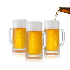 ビール/大ジョッキになみなみとビールを注いでいるシーン,冷たさが伝わるシズルを表現しています