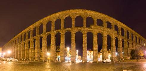 Naklejka premium Night panorama of Roman Aqueduct of Segovia