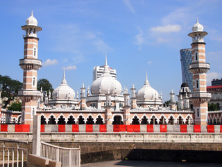 Fototapeta na wymiar Historic mosque, Masjid Jamek at Kuala Lumpur, Malaysia