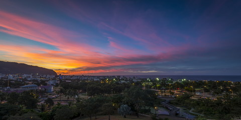 Ville de Saint-Denis de la Réunion au crépuscule .