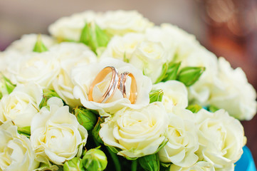 Beautiful gold rings on a wedding bouquet