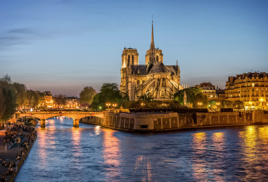 Night panoramic view to Cite island with Notre-Dame de Paris
