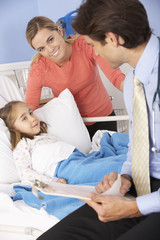 Obraz premium Doctor in hospital with sick girl and mother