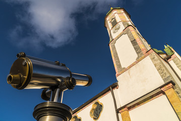 Fototapeta na wymiar Fernrohr zielt auf Heilig-Kreuz-Kirche in Bad Tölz