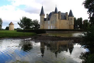 Fototapeta na wymiar Espejo en el agua del castillo Château d'Agassac ( Ludon-Médoc - Francia)