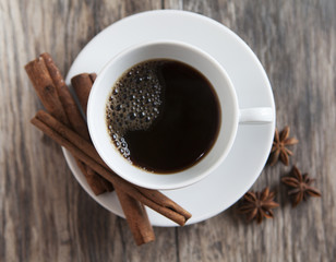 tasse de café noir cannelle et anis
