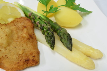 Schnitzel mit grünem und weißen Spargel
