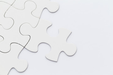 Obraz premium Incomplete puzzle background on white