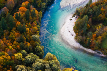 Turquoise rivier kronkelend door bebost landschap