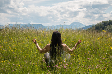 Frau meditiert in der Natur