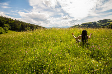 Frau meditiert in der Natur