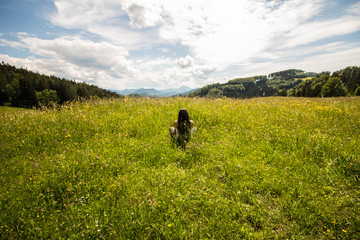 Frau meditiert in der Natur