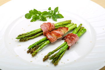 Grilled asparagus with bacon