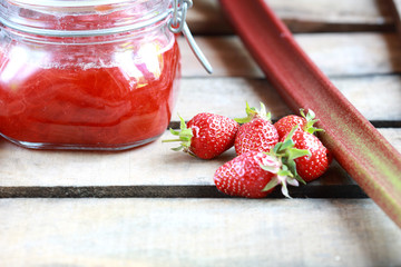 Konfitüre mit Erdbeeren und Rhabarber