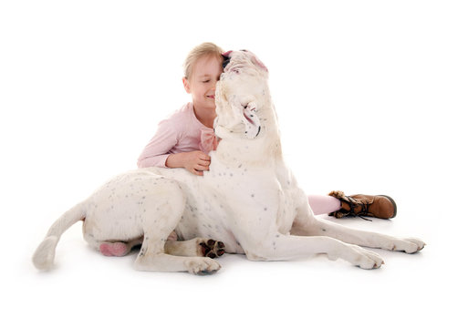 M&auml;dchen mit wei&szlig;em Hund