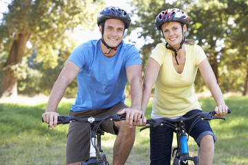 Obraz premium Couple On Cycle Ride In Countryside