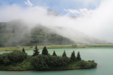 Bergsee im Nebel