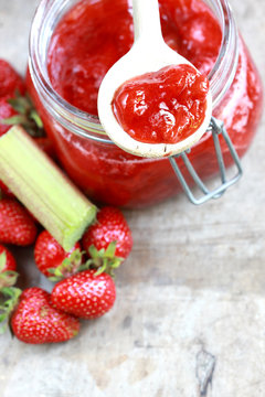 Konfitüre mit Erdbeeren und Rhabarber