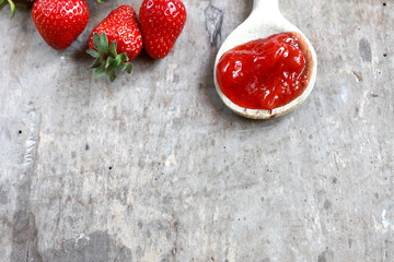 Konfitüre mit Erdbeeren und Rhabarber