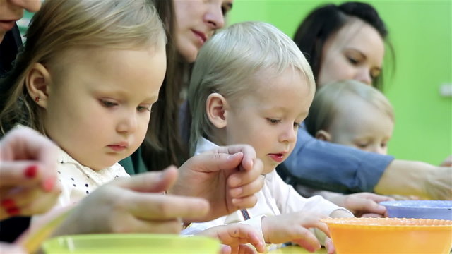 Small children and their mothers engaged in the development of intelligence
