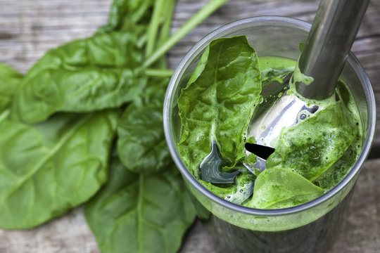 Blending fresh spinach for detox smoothie