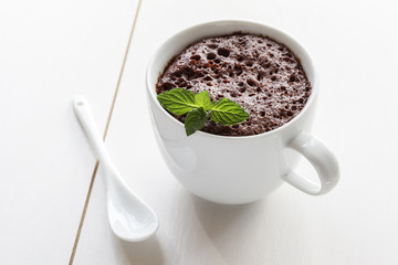 Schokoladen-Tassenkuchen mit Minze