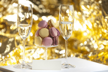 Macarons im Glas, Sektgläser, leere Platzkarte