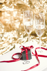 Sektgläser, zwei Ringe und Geschenk