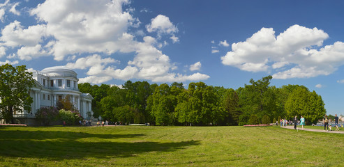 Панорама поляны перед  Елагиным  дворцом в Санкт-Петербурге.