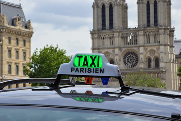 Chapeau lumineux de taxi parisien