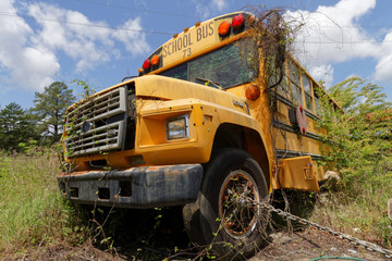 Bus scolaire américain à l'abandon