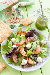 Frischer Salat mit gegrillten Pfirsichen