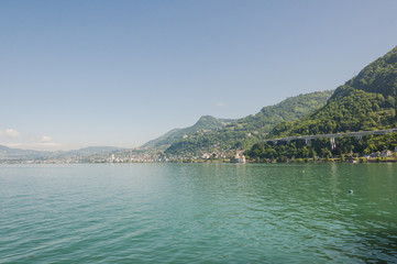 Obraz premium Montreux, Stadt, Altstadt, Musikfestival, Genfersee, See, Seeufer, Uferpromenade, Berge, Schweizer Alpen, Seerundfahrt, Ausflug, Weinberge, Sommer, Waadt, Schweiz