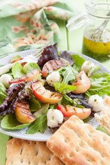 Frischer Salat mit gegrillten Pfirsichen