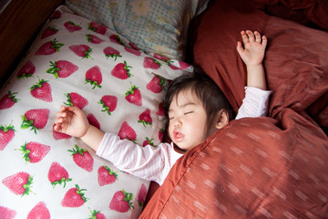 睡眠中の子供